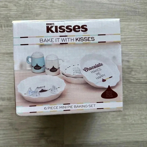 Kisses 6 PIECE MINI PIE BAKING SET - Picture 1 of 5